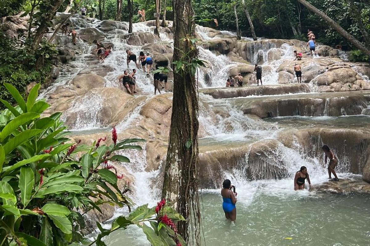 sekelompok orang di dalam air di air terjun