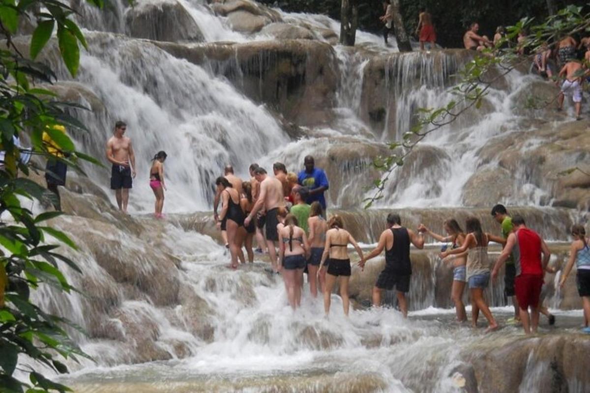 sekelompok orang berdiri di air terjun