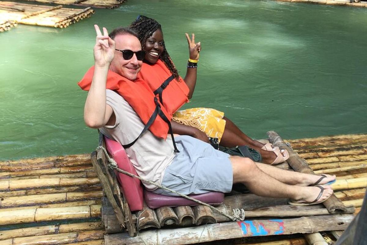 isang lalaki at isang babae na nakaupo sa isang upuan sa tabi ng tubig