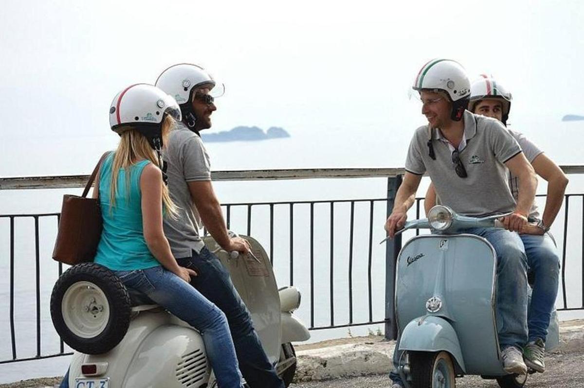 μια ομάδα ανθρώπων που οδηγούν ένα παλιό σκούτερ