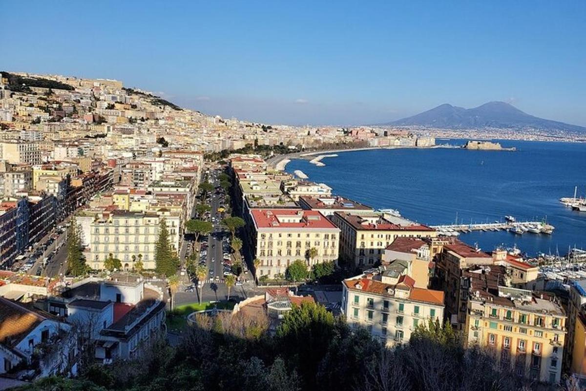 μια εναέρια άποψη μιας πόλης και του νερού