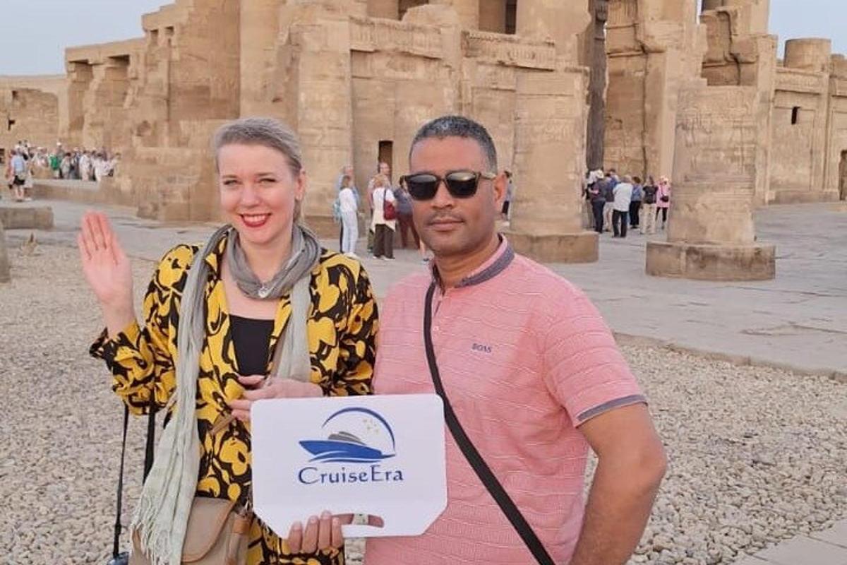 un uomo e una donna con un cartello davanti al Colosseo