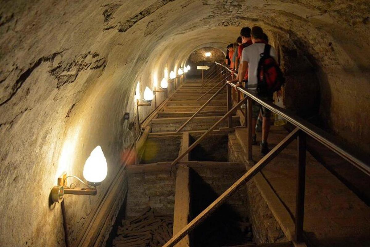 skupina lidí jdoucích po schodech v tunelu