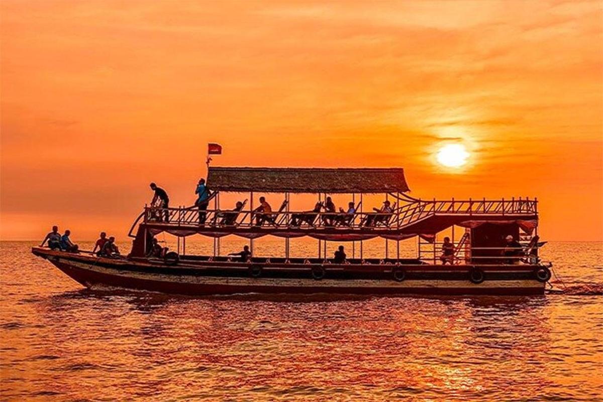 un gruppo di persone su una barca in acqua