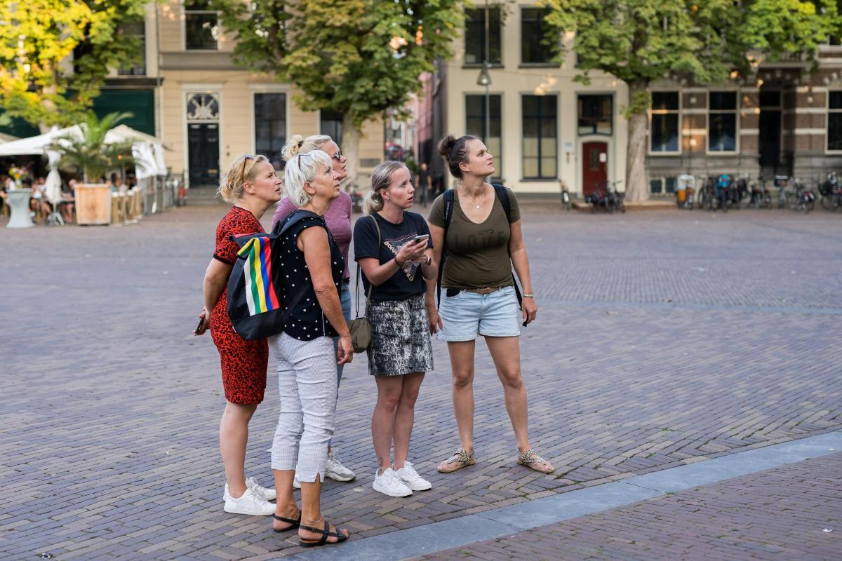 Un grupo de mujeres paradas juntas en una calle