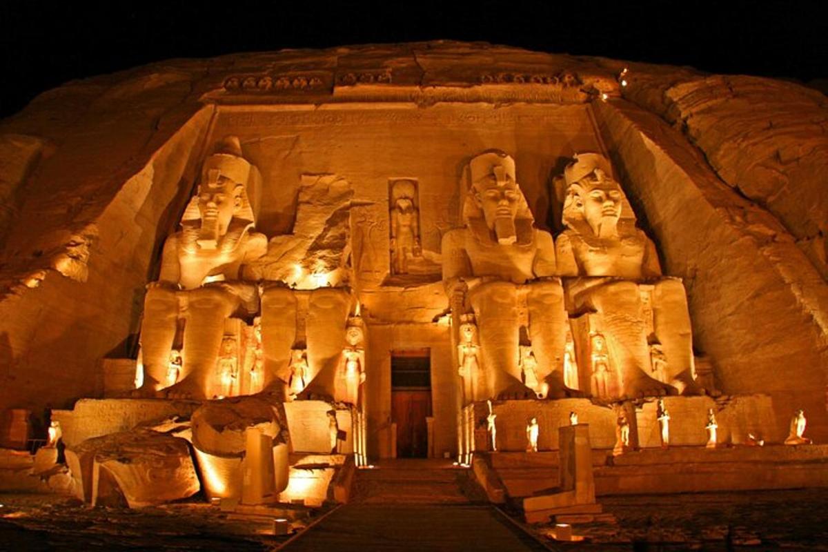 Una exposición del templo de Abu Simbel por la noche