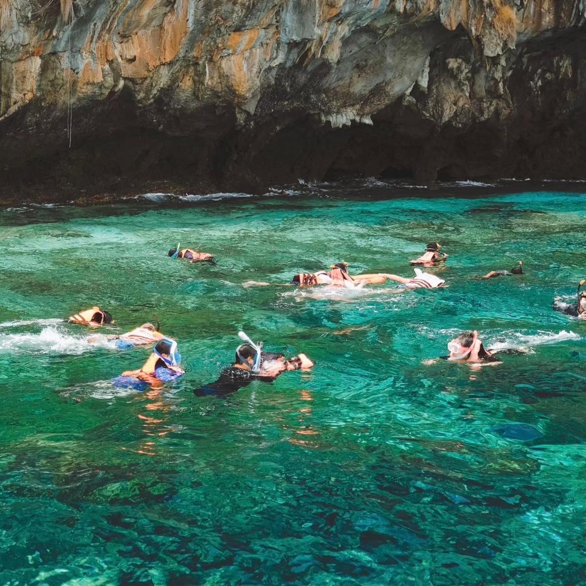un gruppo di persone che nuotano nell'acqua