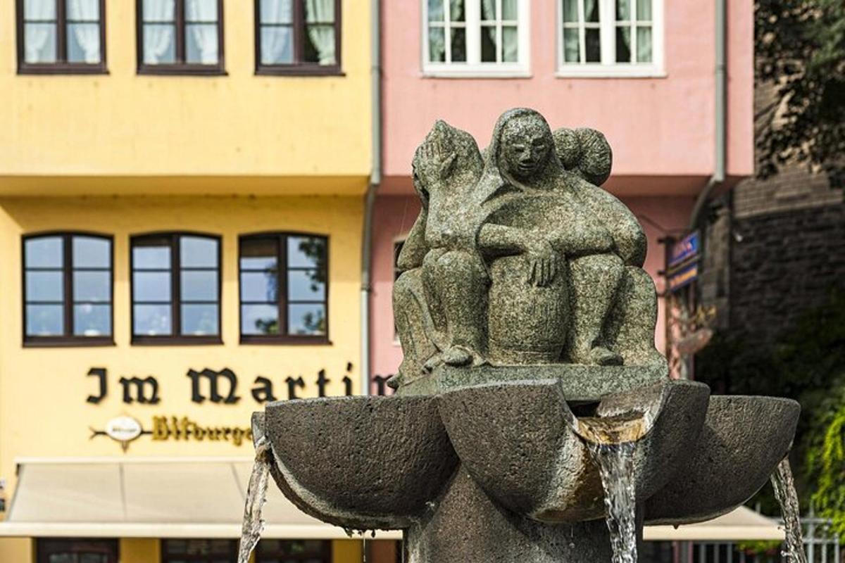 una statua di tre persone sedute in cima a una fontana