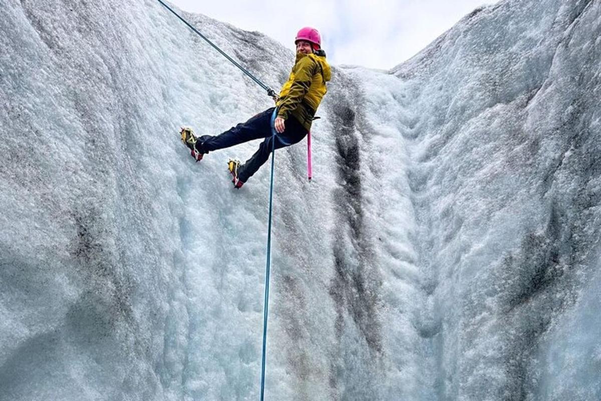 Una persona está colgada de una cuerda en un glaciar.