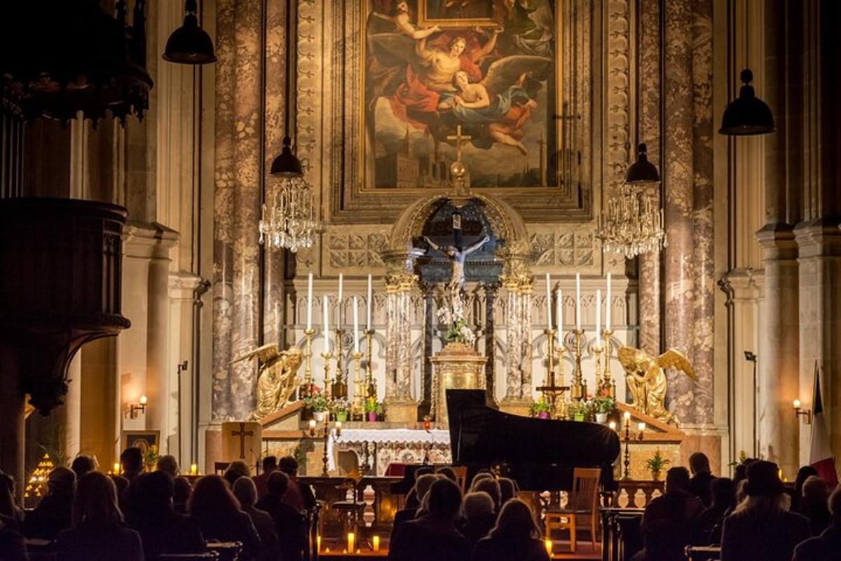 Un grupo de personas sentadas en una habitación de una iglesia.