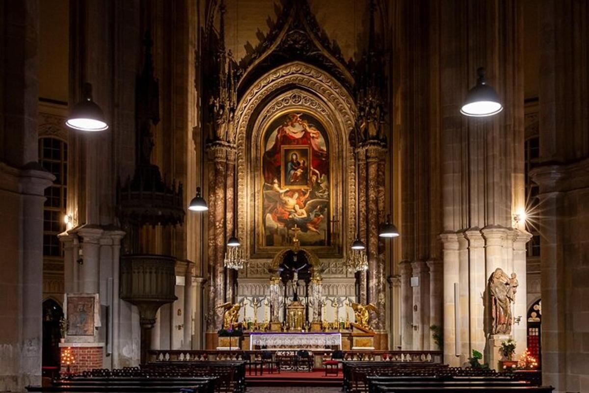 Una gran catedral con un gran altar en ella