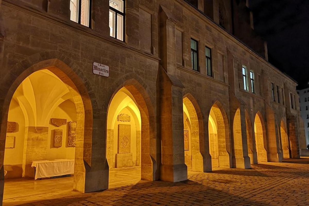 un edificio con archi sui lati