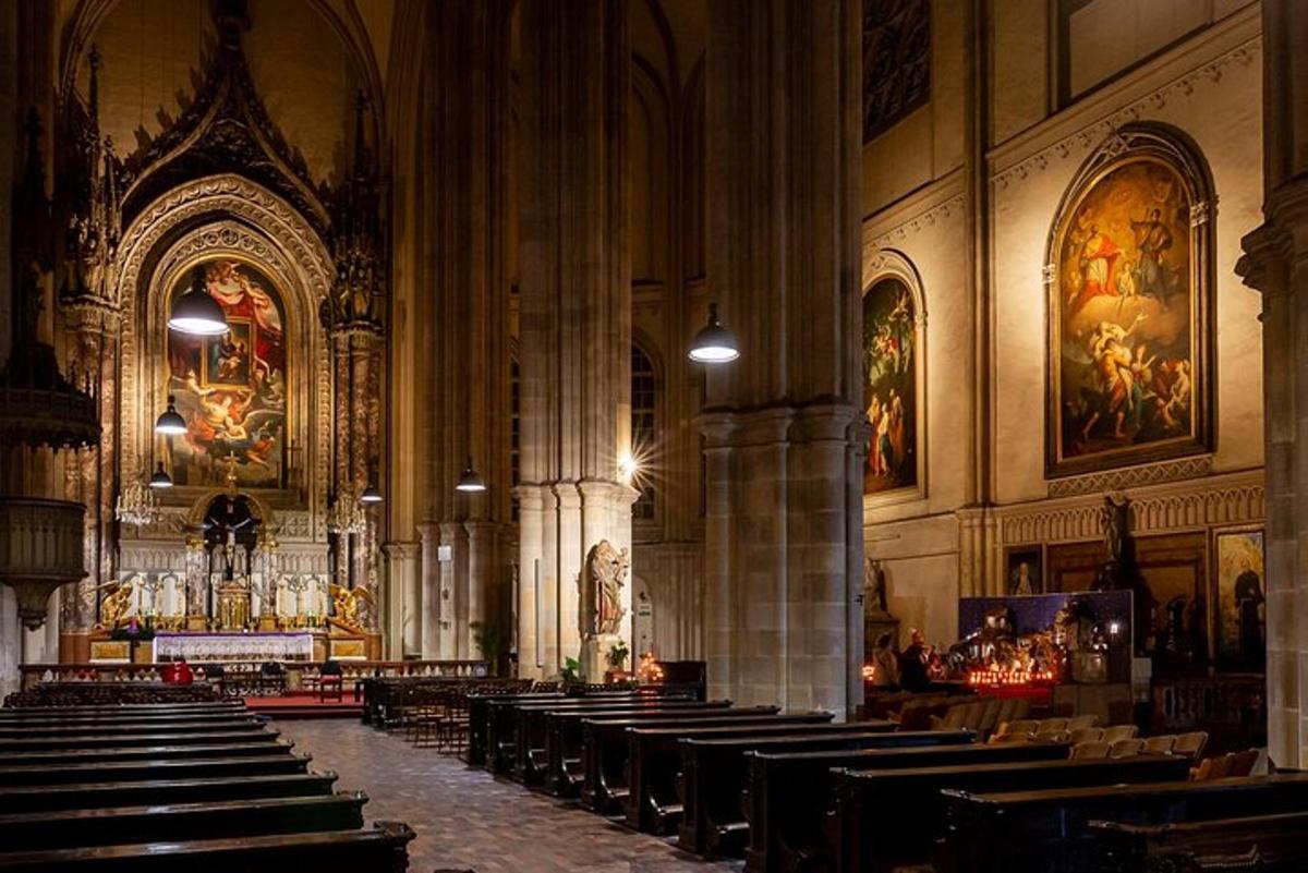una grande cattedrale con banchi in una chiesa
