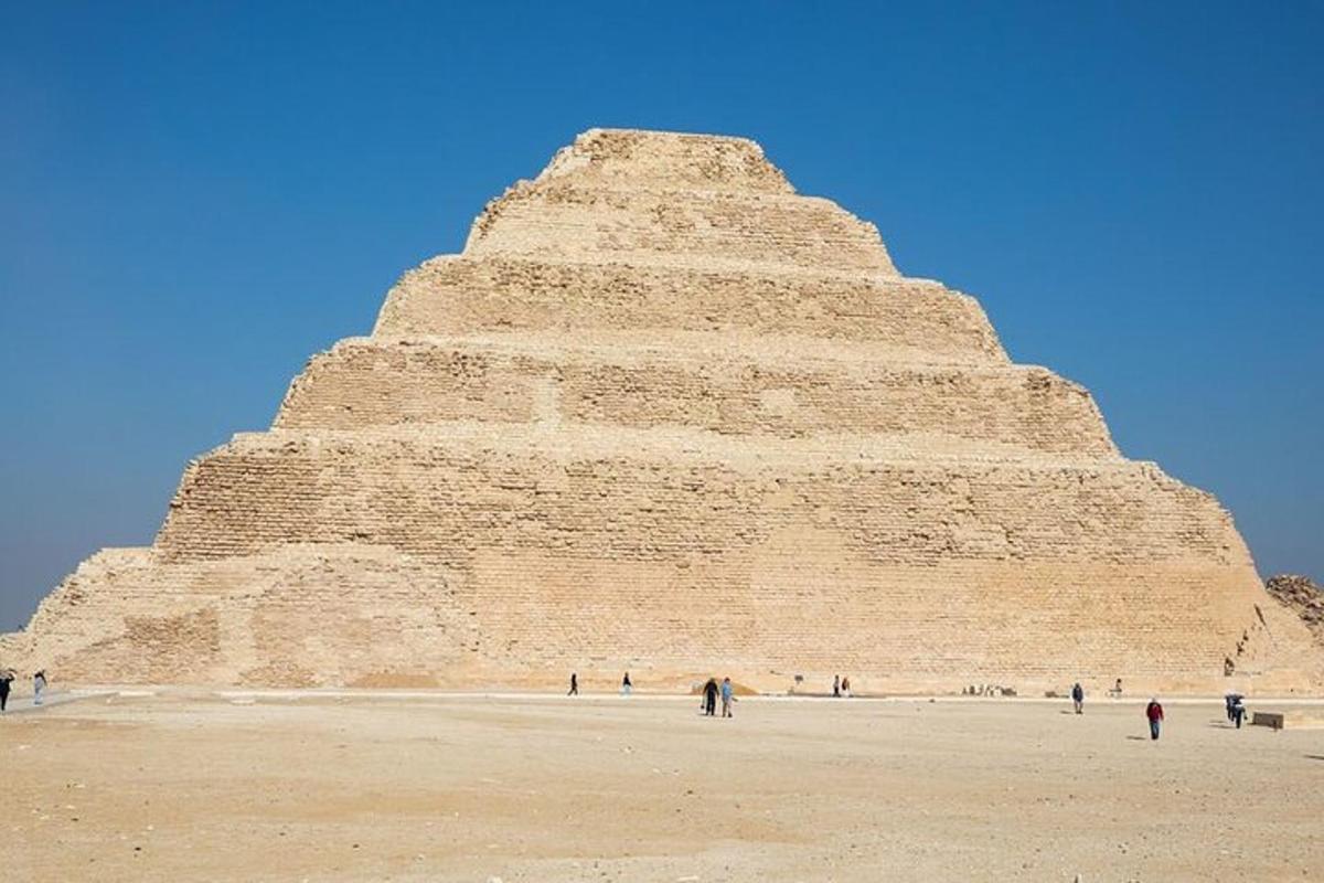 una piràmide al desert amb gent al seu voltant