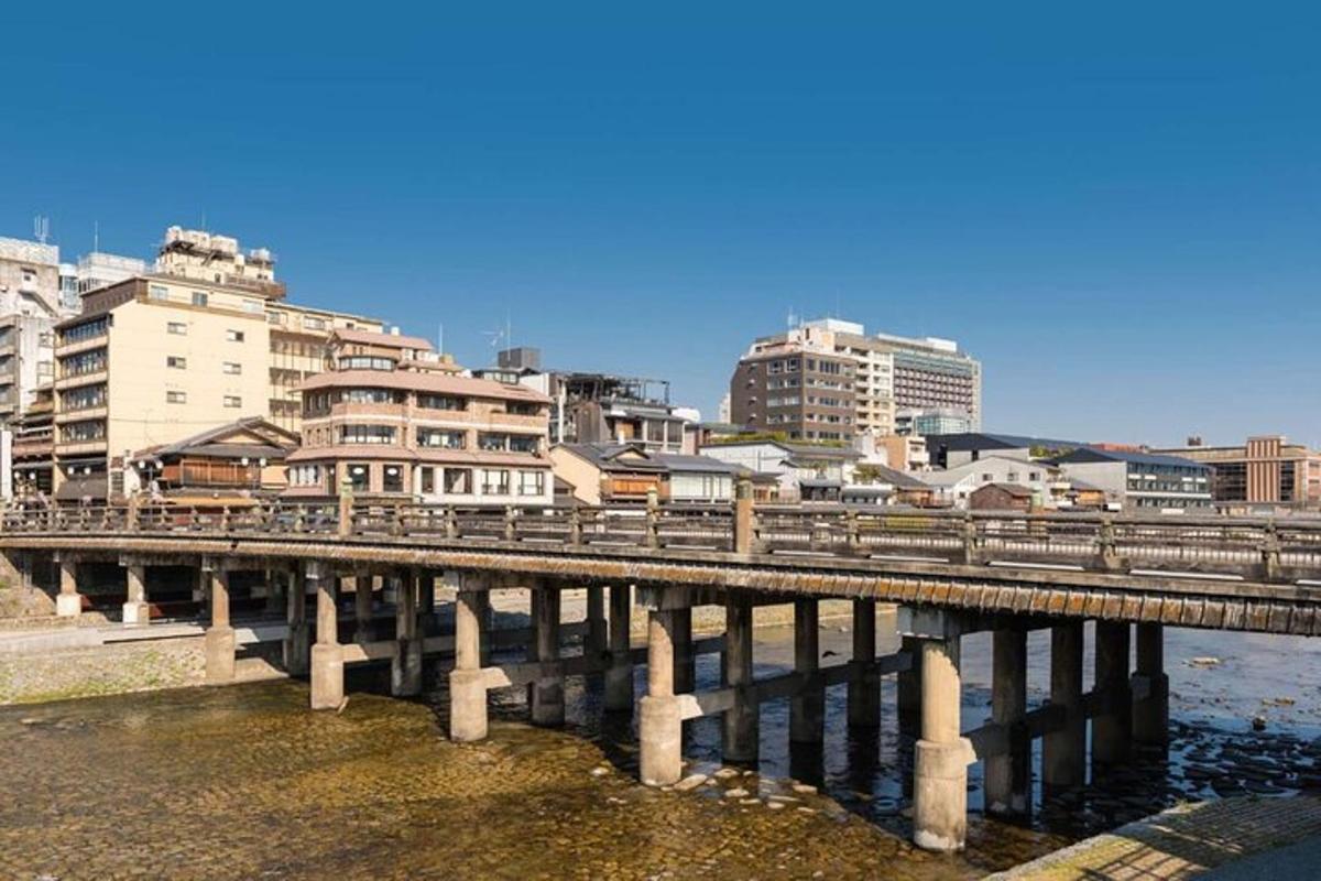 Un puente sobre el agua en una ciudad con edificios.