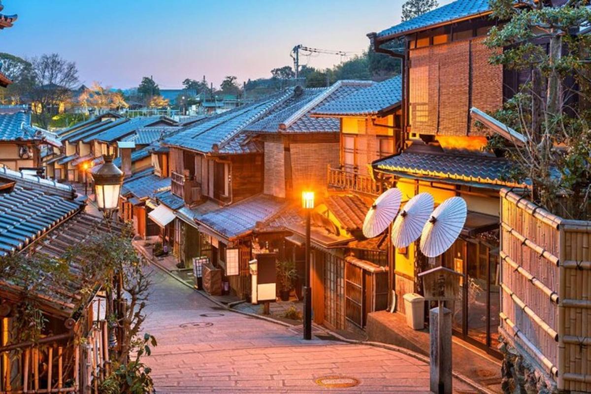 ถนนในเมืองที่มีบ้านเรือนและไฟถนน