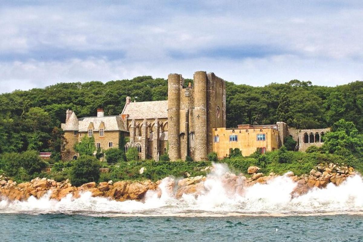un castello su un'isola nell'acqua