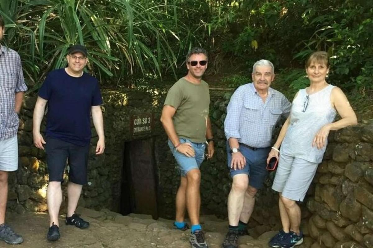 grupp inimesi seisab kiviseina kõrval