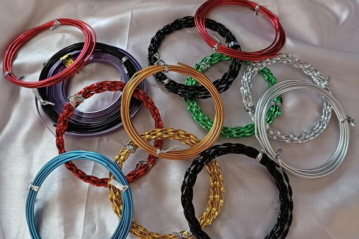 un gruppo di braccialetti di diversi colori su un tavolo