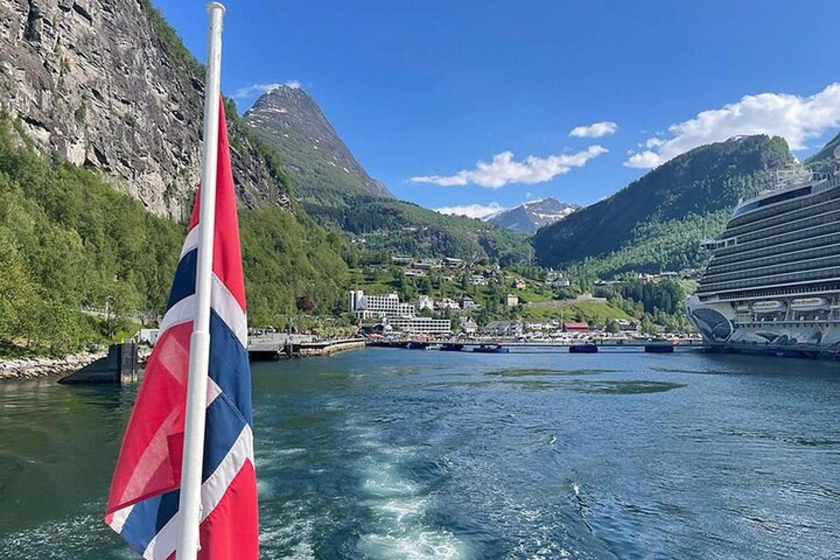 bendera di atas perahu di sungai dengan pegunungan