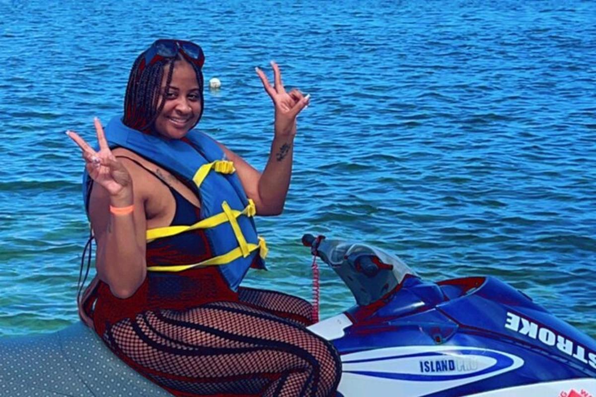 egy nő ül egy jetski-n a vízben