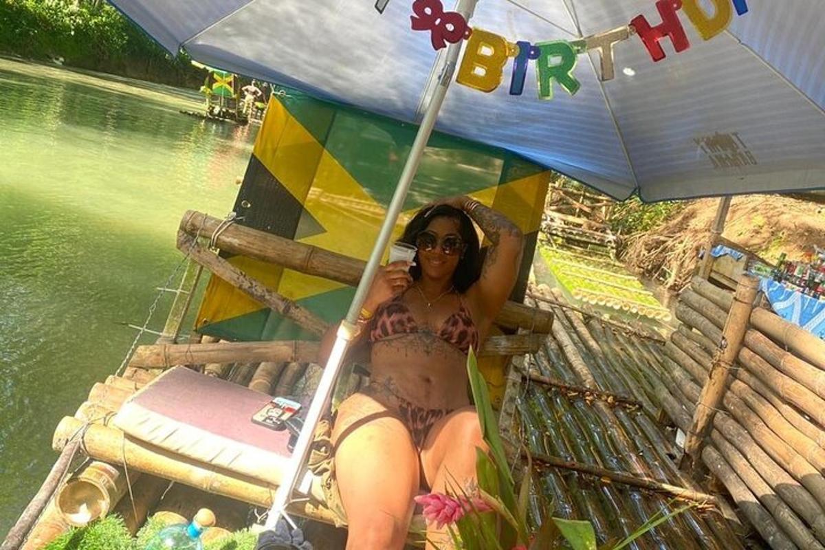 una mujer sentada en una silla bajo una sombrilla