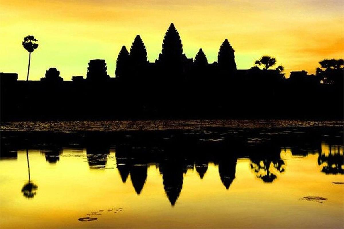 una silhouette di una città con un riflesso nell'acqua