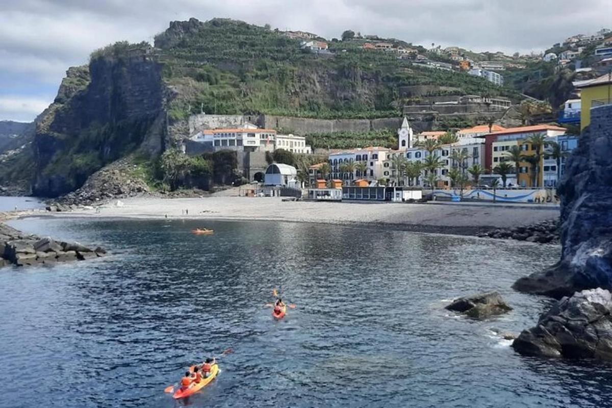dalawang tao sa kayak sa tubig malapit sa isang beach