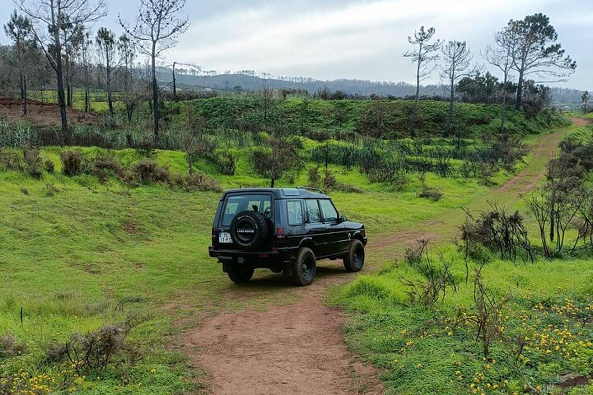 un jeep negre aparcat en un camí de terra