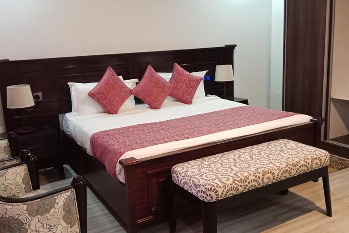 bilik tidur dengan katil besar dengan bantal merah