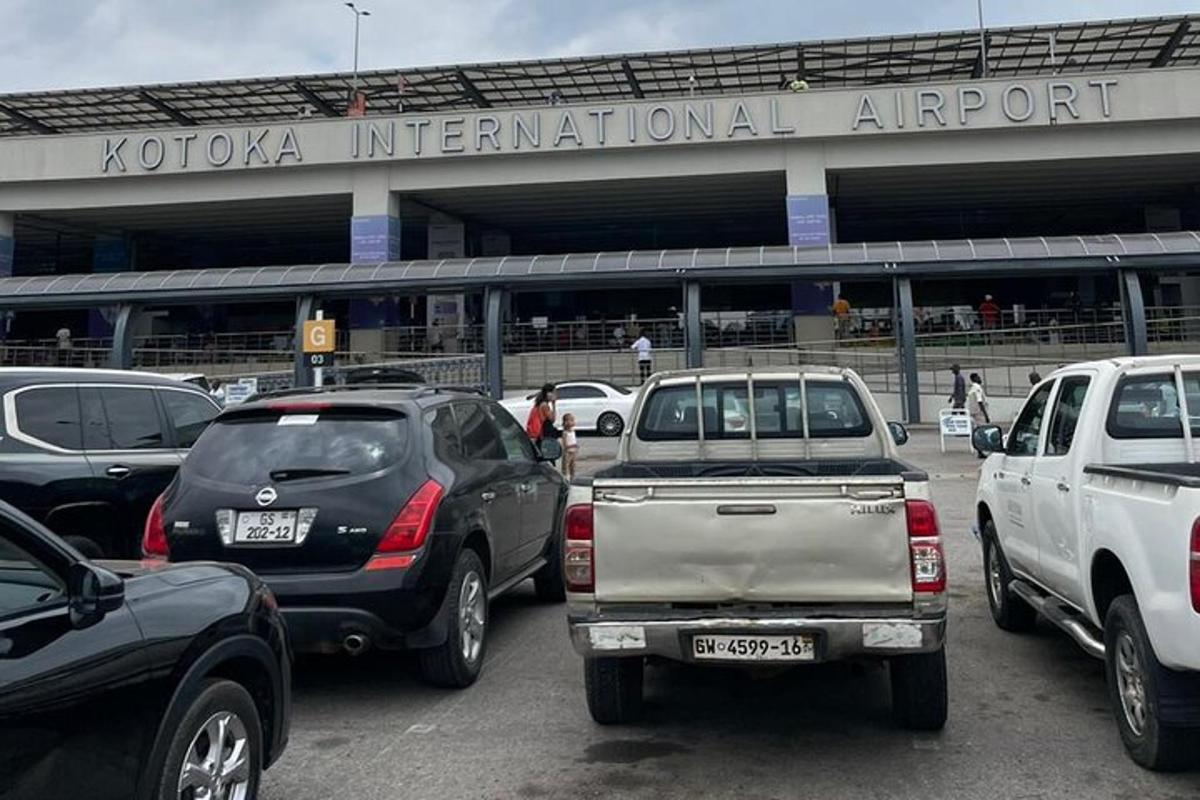 tempat letak kereta dengan kereta diletakkan di hadapan stadium