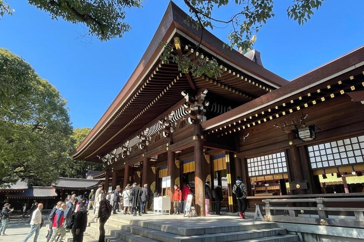 建物の外に立っている人々のグループ