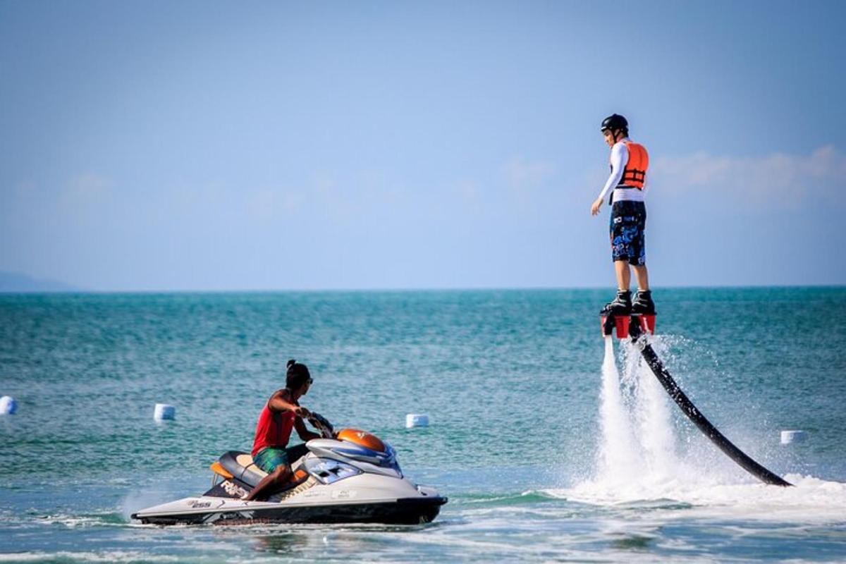 due persone su una moto d'acqua in acqua