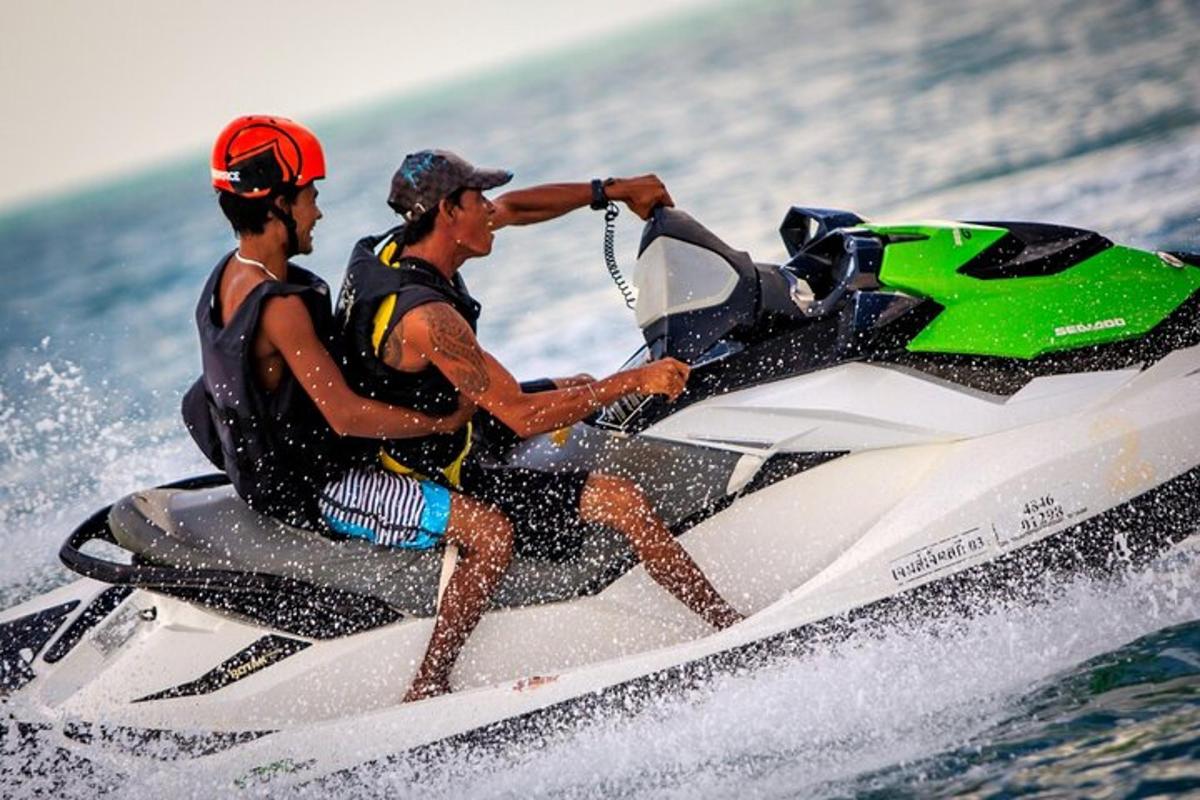 due uomini su una moto d'acqua in acqua