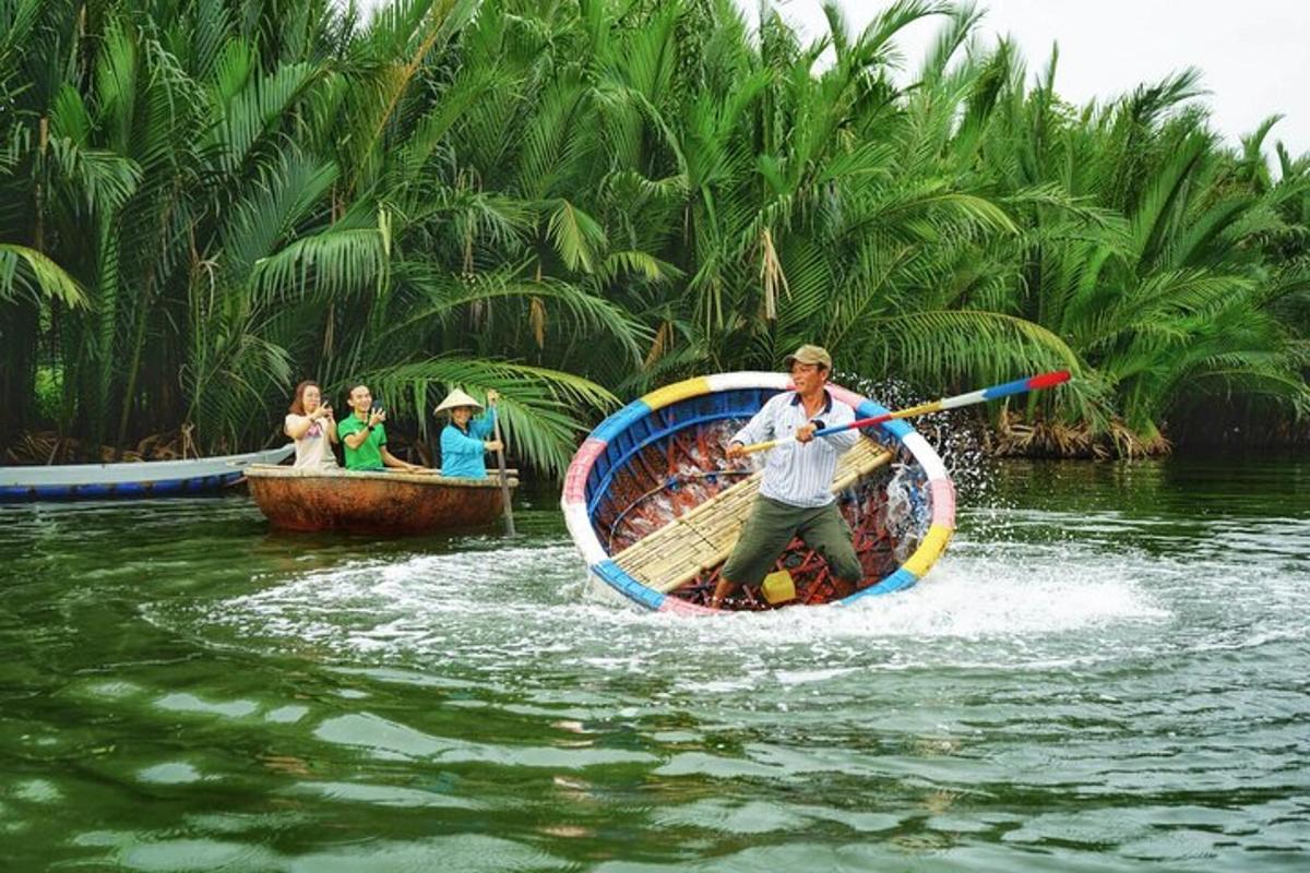 Seorang pria sedang mendayung perahu di air