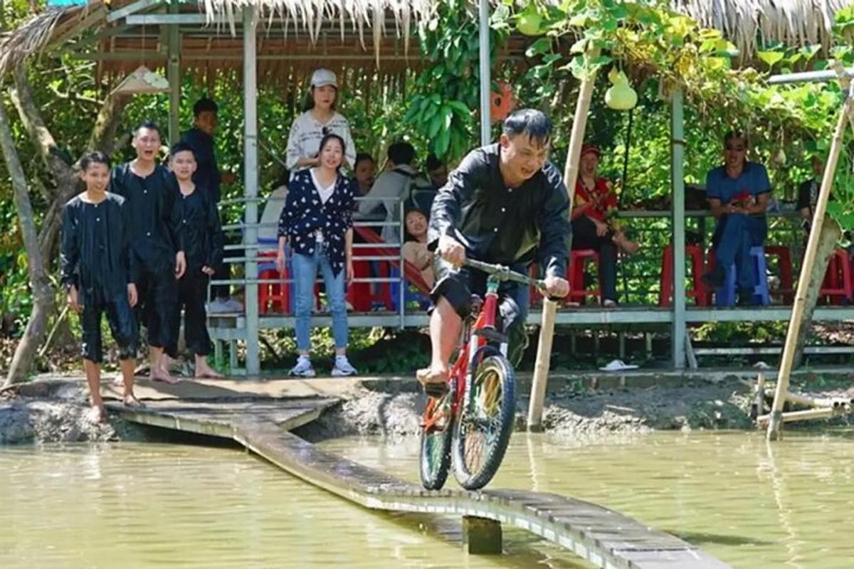 un uomo in bicicletta nell'acqua