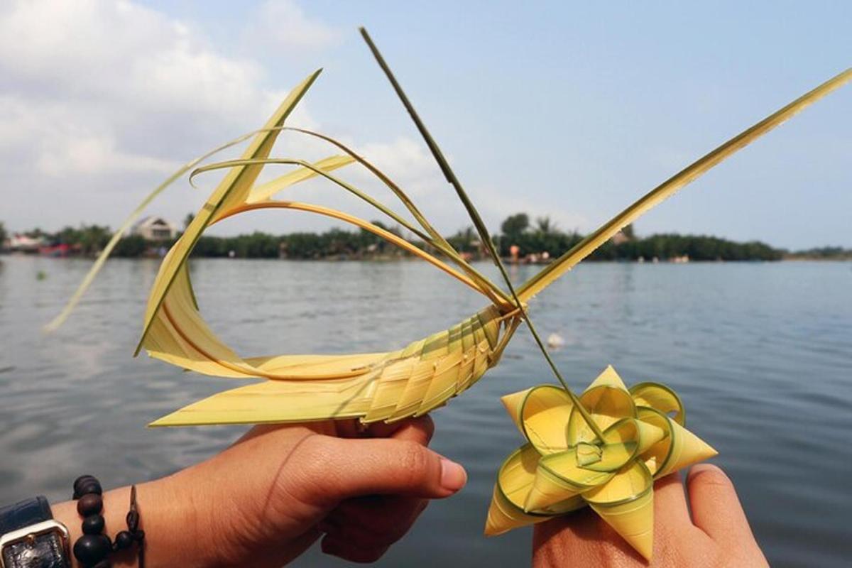seseorang memegang model perahu kayu