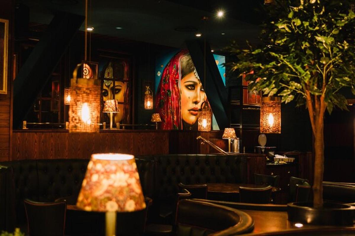 un ristorante con la foto di una donna sul muro
