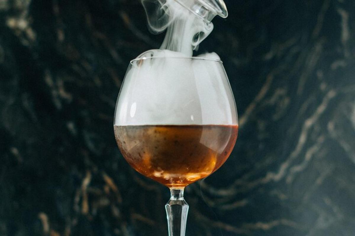 un bicchiere di vino da cui esce del fumo
