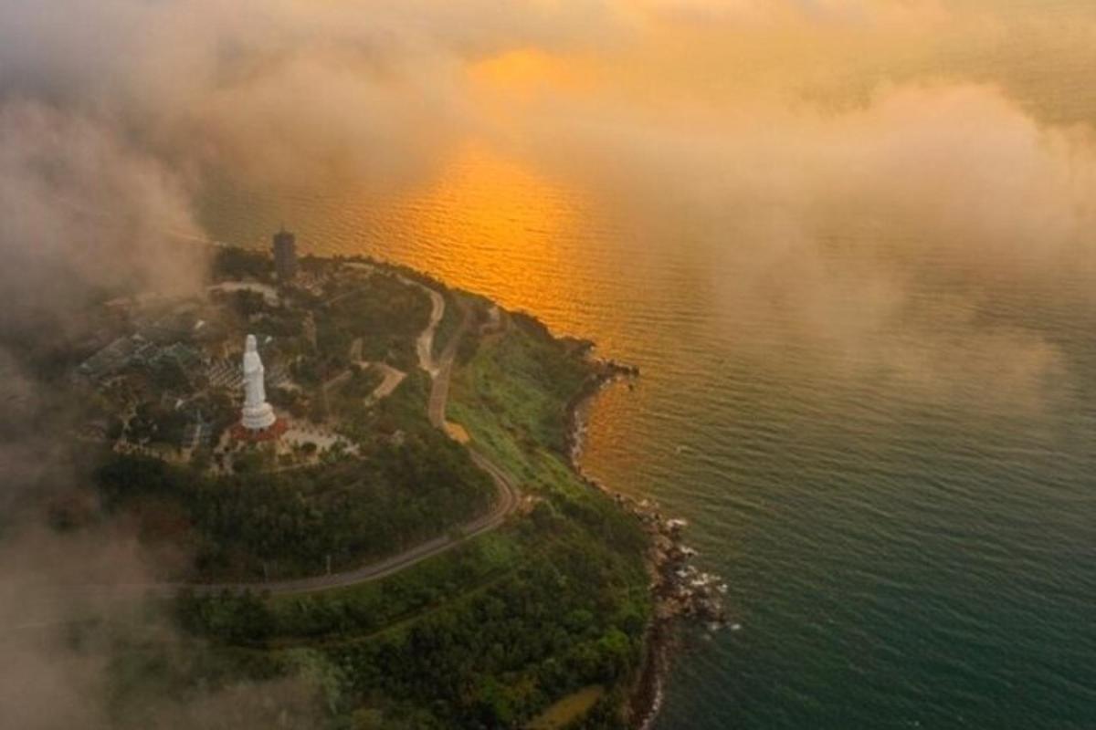 Una isla en el agua con un faro en ella
