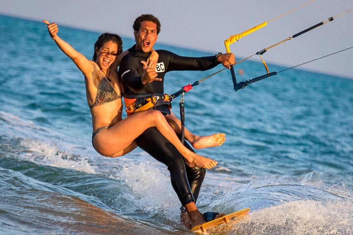 un uomo e una donna su una tavola da surf in acqua