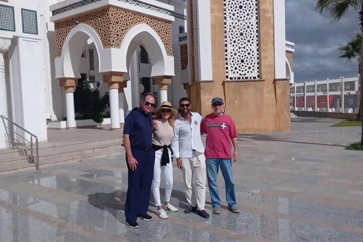 مجموعة من الأشخاص يقفون أمام مبنى