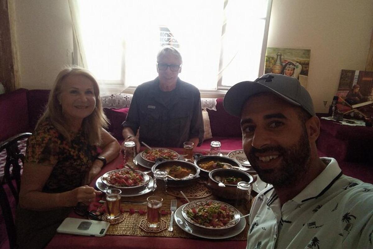 um grupo de pessoas sentadas à mesa com comida