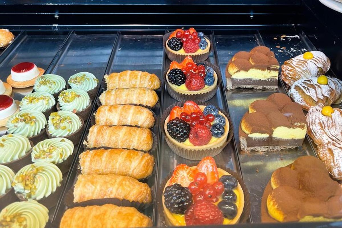 vitrína plná různých druhů pečiva a dortů