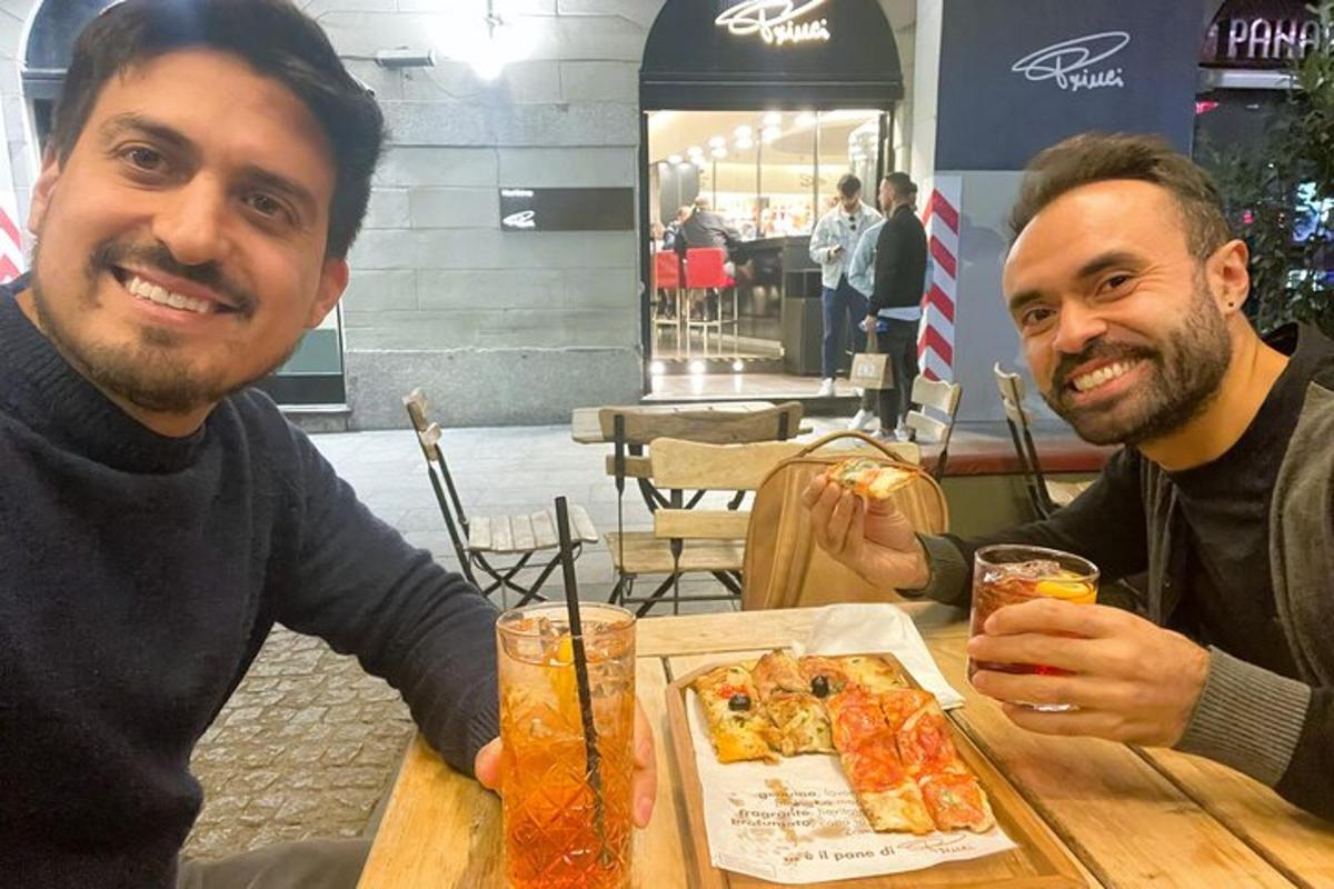 két férfi ül egy asztalnál egy tányér étellel
