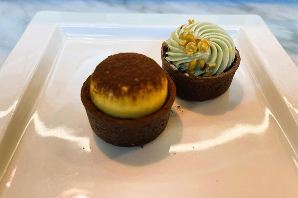 dva cupcakes na bílém talíři na stole
