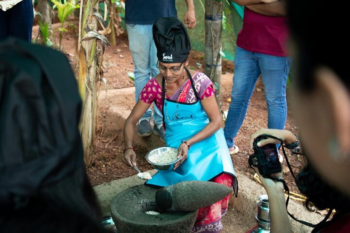 uma mulher de vestido azul segurando uma tigela
