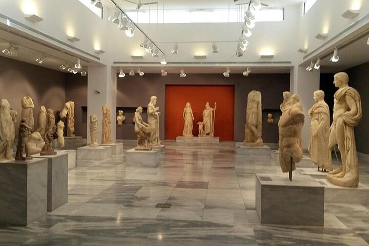 музейна зала, пълна с изложени статуи