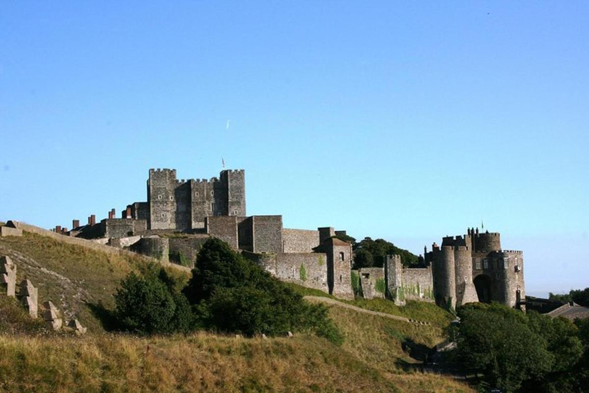 hrad stojící na vrcholu kopce