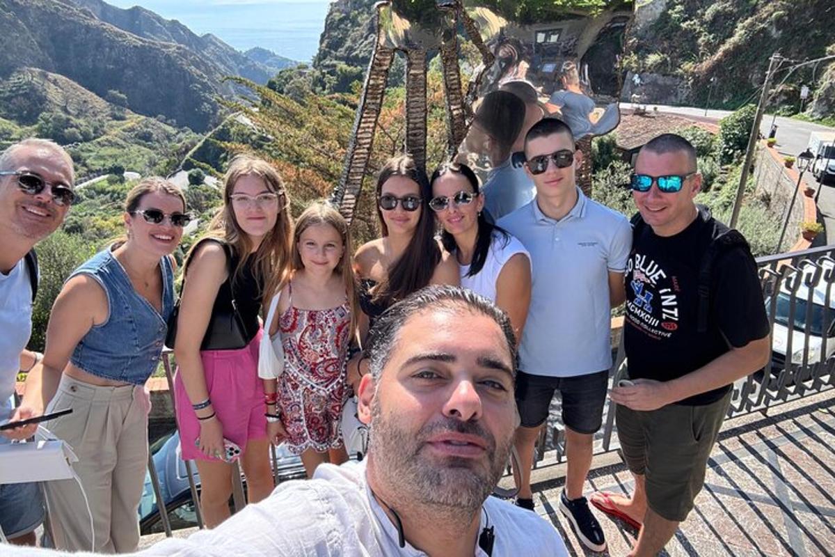 Skupina lidí pózuje pro fotografii na hledíukongukongukongukongukongukong
